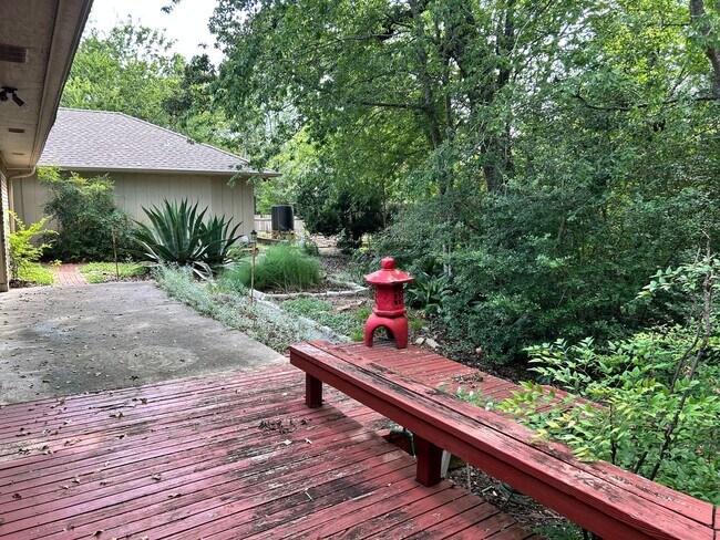 Building Photo - 3 Bedroom 2.5 Bath Home Tucked in Cul-de-sac!! Available NOW!