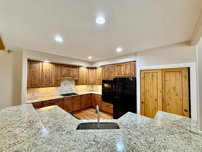 Building Photo - Gorgeous 4 Bedroom Home located in Gated Broadmoor Community