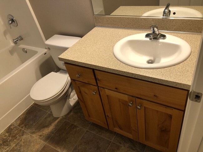 Building Photo - Newer 4 bed 2.5 bath duplex