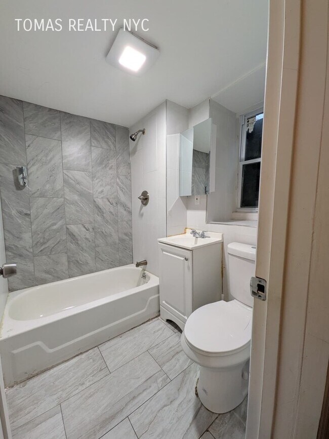 Building Photo - 28 Vineyard Ave