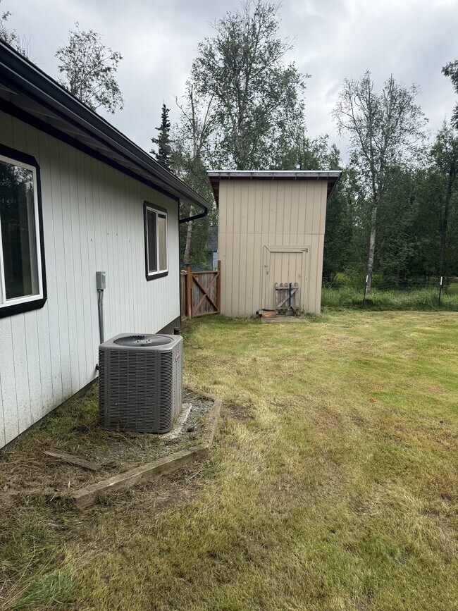 Building Photo - 2150 Bay View Dr