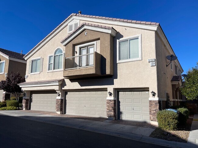 Building Photo - Gorgeous Townhome in Gated Community!