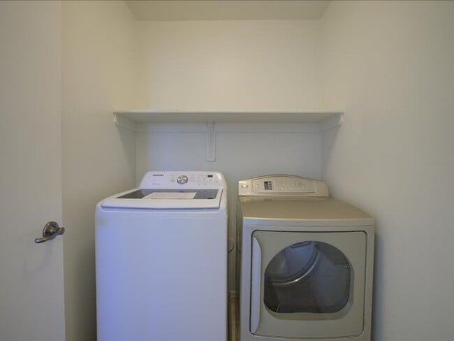 Building Photo - Modern 2-Story Home with Spacious Layout &...