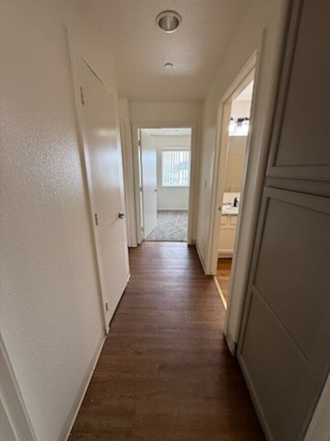 Building Photo - 1 Month Free - Upstairs 2 Bedroom Apartment