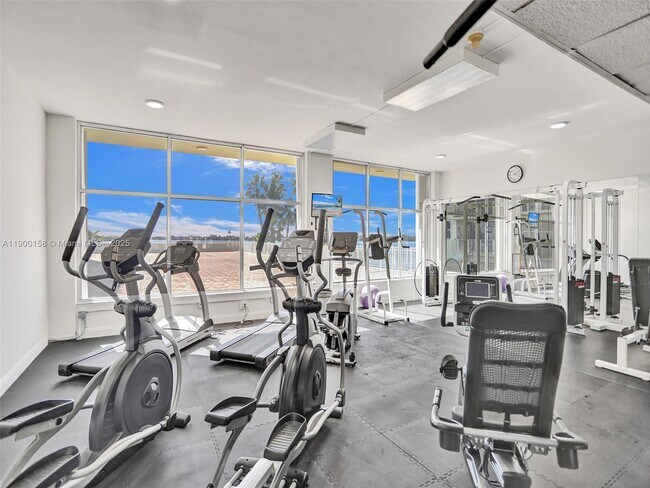 Building Photo - 10350 W Bay Harbor Dr