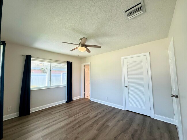 Building Photo - 1615 Crest Dr
