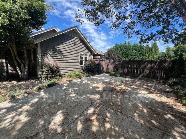 Building Photo - 203 Walker Way