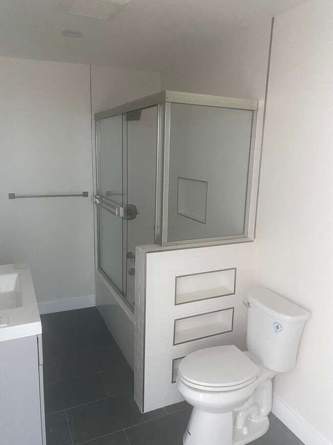 Building Photo - 2916 E 10th St