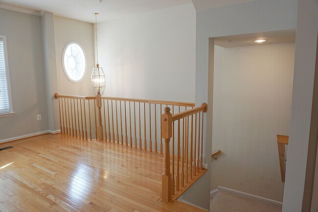 Building Photo - Exquisite Townhouse in Orchard Run Germantown