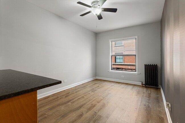 Building Photo - 1702 W Juneway Terrace