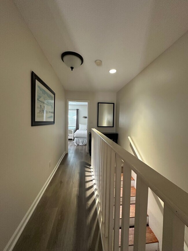 Building Photo - Furnished Townhome within walking distance...