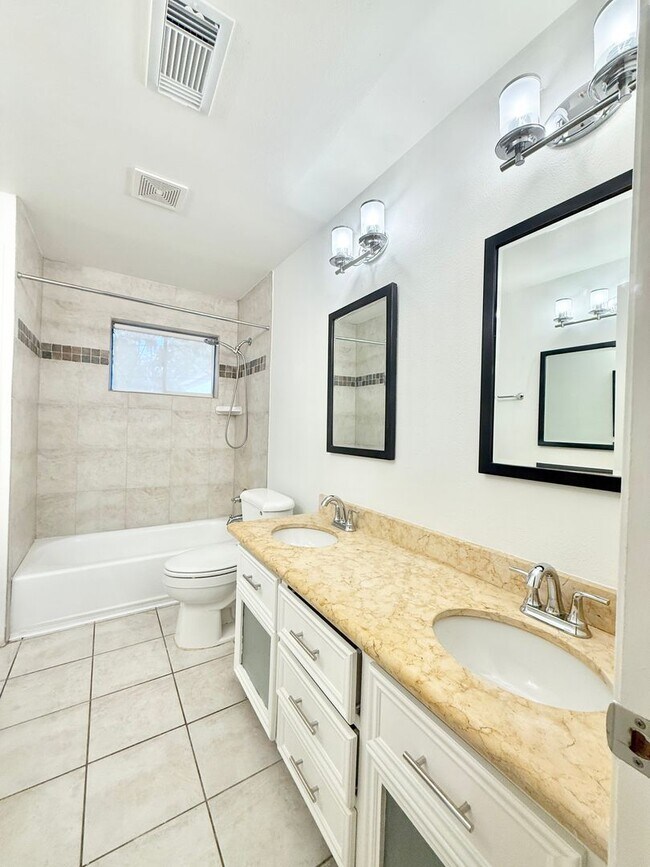 Building Photo - Elegant 3/2/2 home in Maplewood near Meyer...
