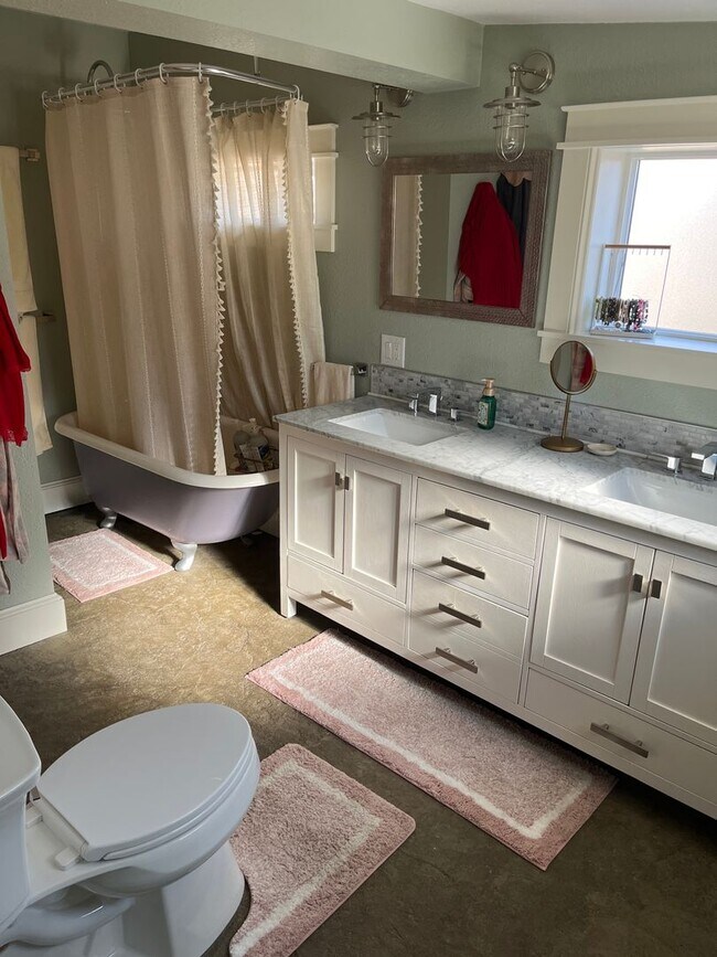 Building Photo - Cozy Cottage in Central Longmont