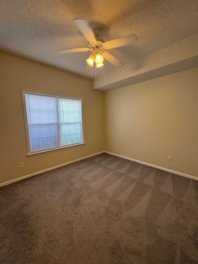 Building Photo - Condo in Holton Place