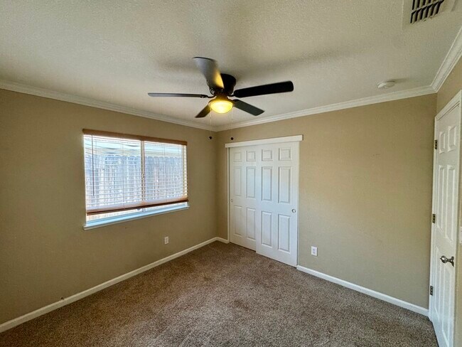 Building Photo - Beautiful 3 Bed / 2 Bath Home with 2-Car Garage in Roseville
