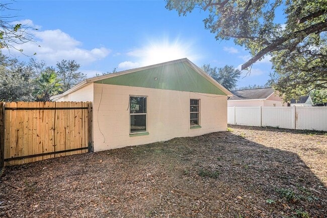 Building Photo - 8512 Lazy River Dr