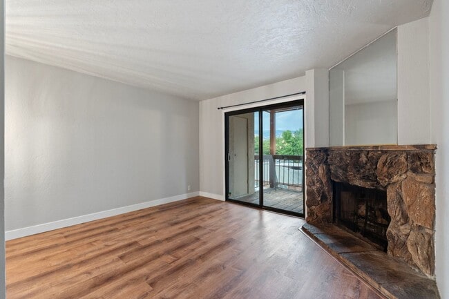 Building Photo - Updated Condo near Virginia Lake