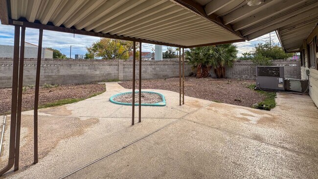 Building Photo - 50 Shadow Ln