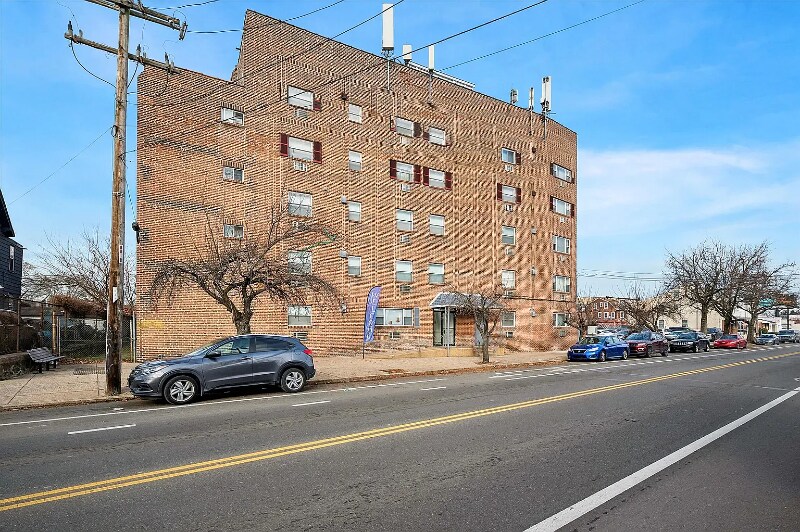 Building Photo - 7210 Oxford Ave