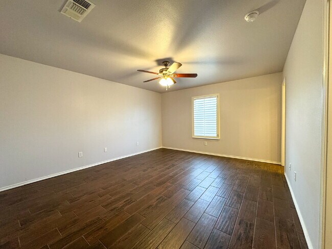 Building Photo - 3-Bedroom Home in Milwaukee Ridge HOA