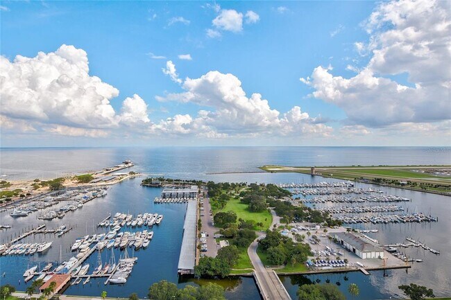 Building Photo - 300 Beach Dr NE