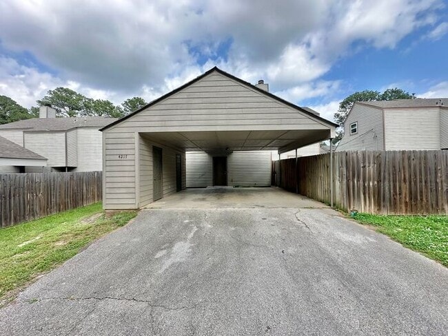 Building Photo - Available Now! Beautiful 3 Bedroom 2 Bath ...