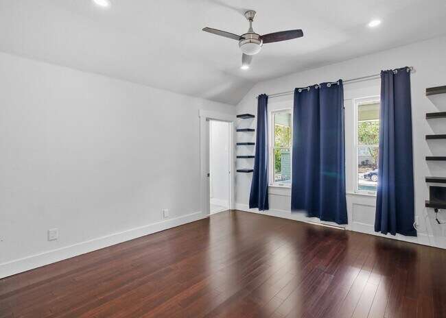 Building Photo - Updated 3 Bedroom Home with Modern Finishes Near Everything Downtown!
