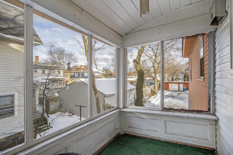 Screened Porch - 310 W Vine St