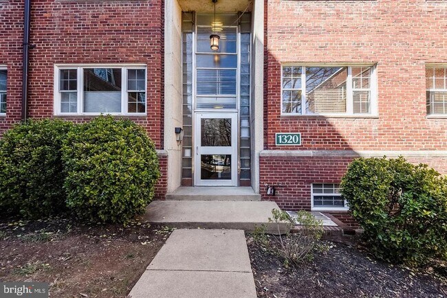 Building Photo - 1320 Fort Myer Dr