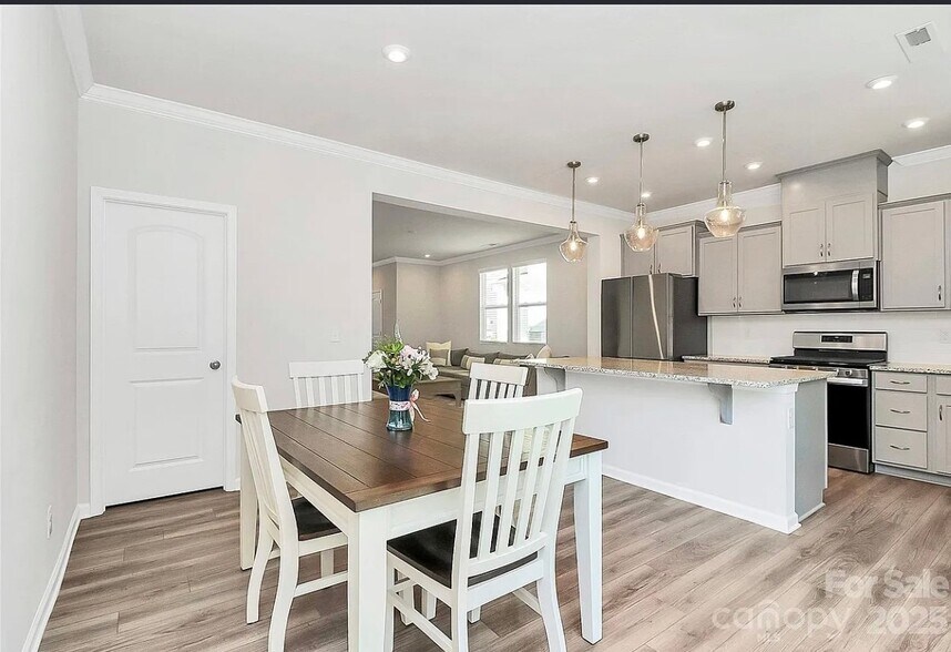 Building Photo - 16042 Red Buckeye Ln