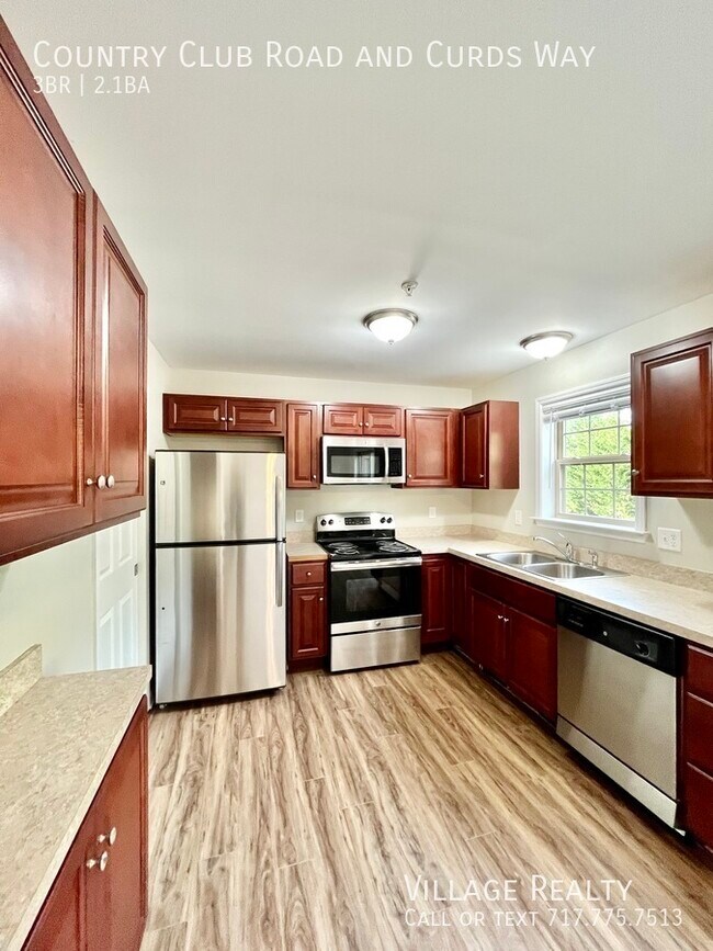 Building Photo - 705 Country Club Rd