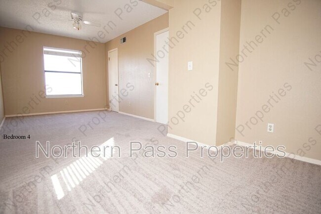 Building Photo - 637 Woodcrest Ln