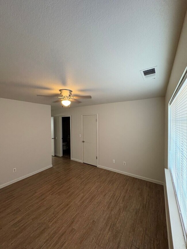Building Photo - 4 Bed 2 Bath Single Family Home in Hanford!