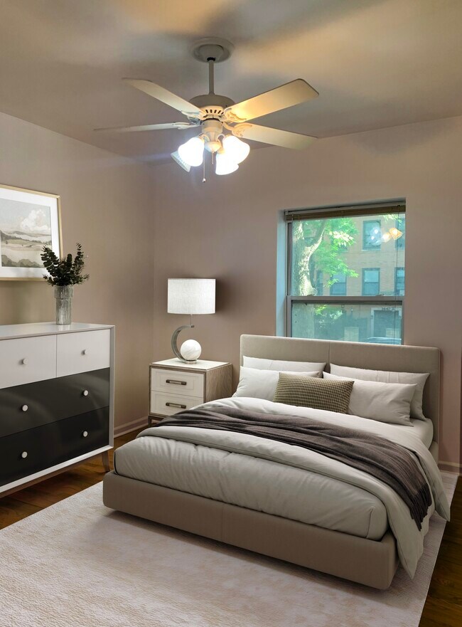 Master bedroom - 6501 N Greenview Ave