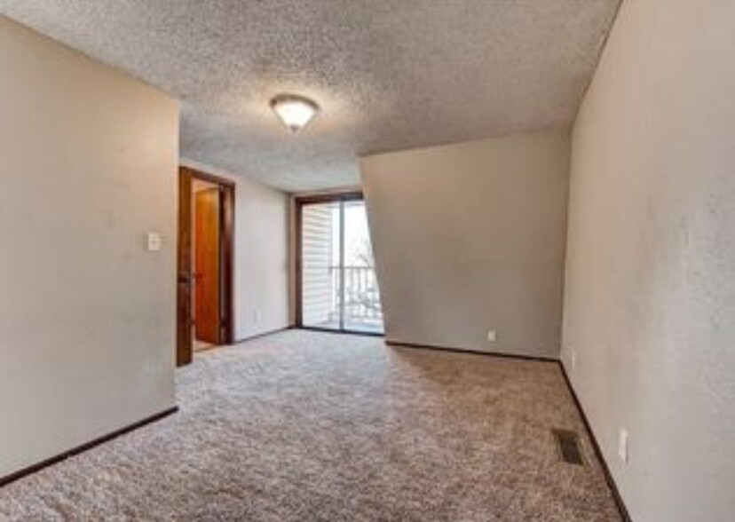 Upstairs bedroom 1 - 308 Vicksburg Cir