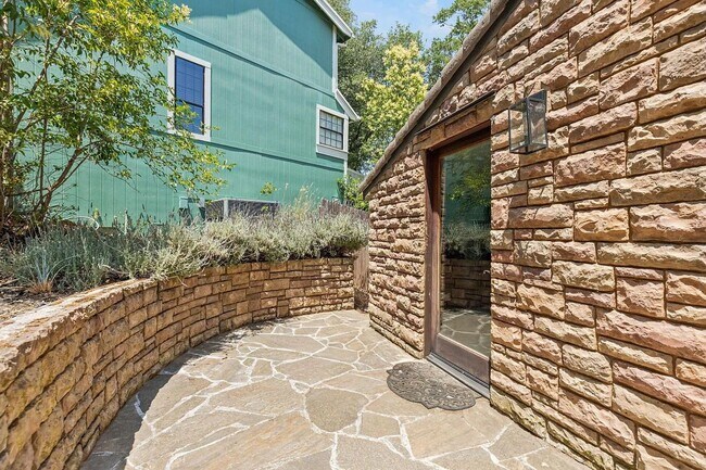 Building Photo - Luxury 5 Bedroom Home with Panoramic Views...