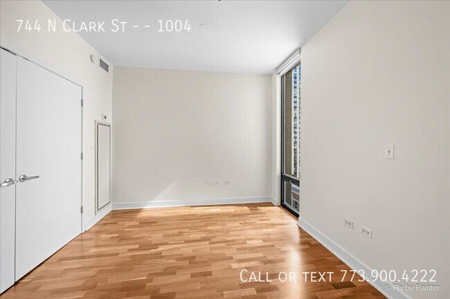 Building Photo - 744 N Clark St