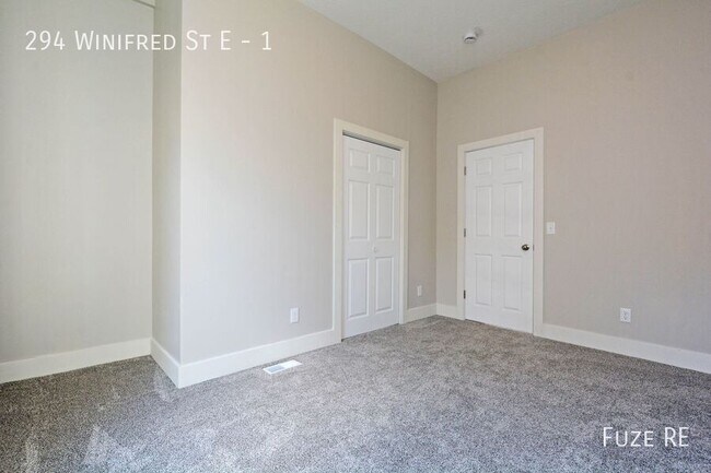 Building Photo - 294 Winifred St E