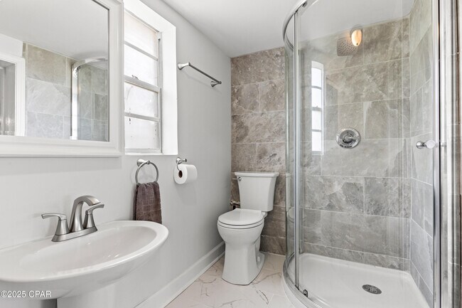 Building Photo - 1914 Clay Ave