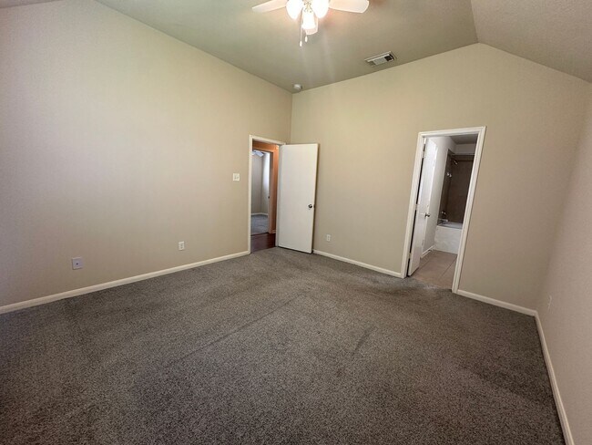 Building Photo - For Lease | 3 Bed, 2 Bath | 1,216 Sq Ft | ...