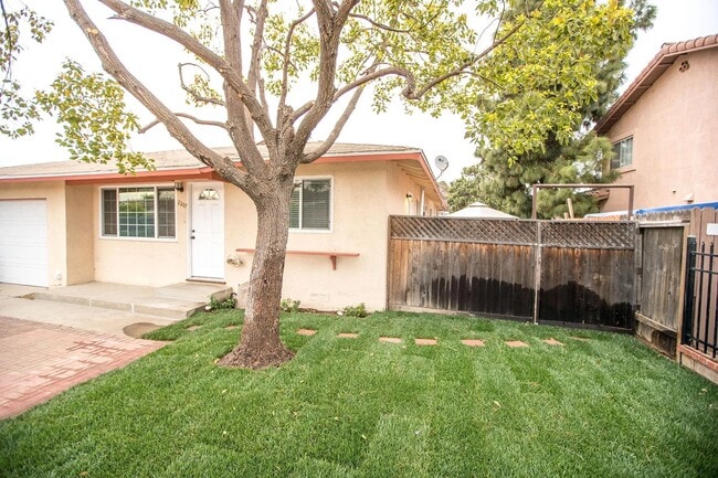 Building Photo - 2207 E Daily Dr
