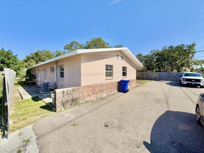 Building Photo - 972 San Christopher Dr