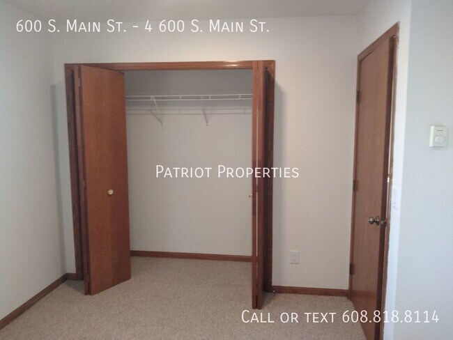 Building Photo - 2 bedroom/ 1 bath apartment in Deerfield, WI