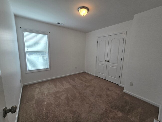 Building Photo - NEW LISTING!!!!!