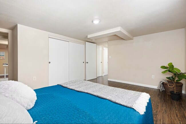 Building Photo - Spacious 1BR/1BA plus HUGE office/den!