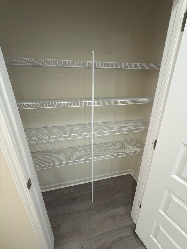 Building Photo - 613 Pershing Dr