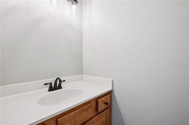 Building Photo - 2825 Ne Expressway Unit O2