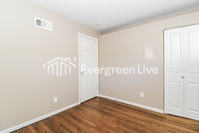 Building Photo - 725 Tyson Dr