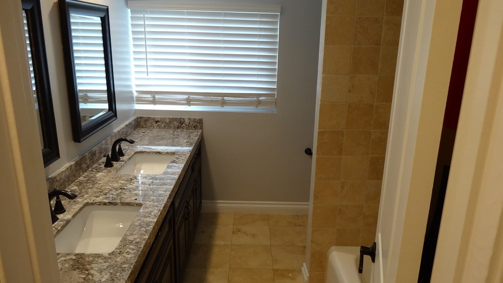 Building Photo - 12913 Winthrop Ave