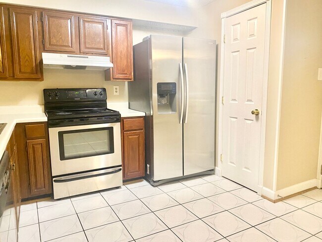 Building Photo - 3 Bedrooms Plus 2 Bonus Rooms!!! 2.5 Baths...